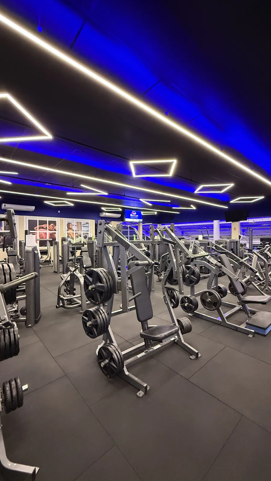 Salão de academia com iluminação de LED