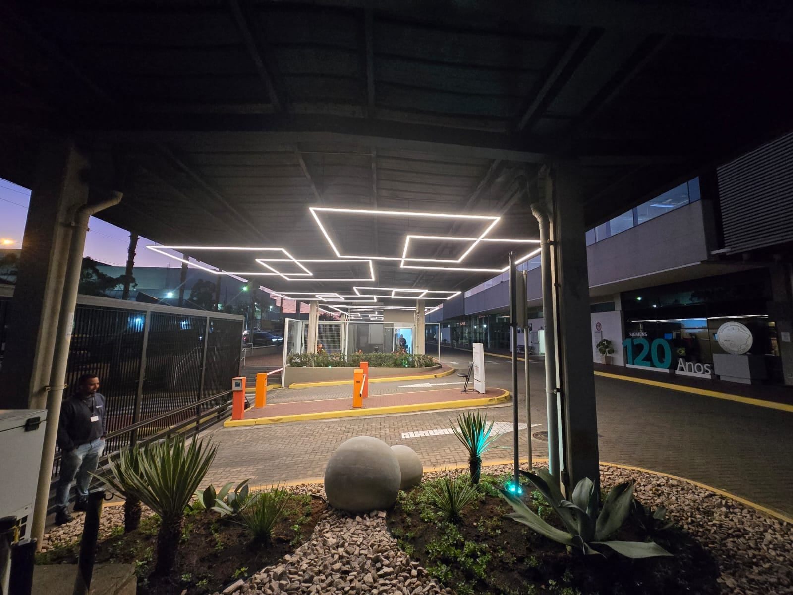 Entrada de empreendimento de alto padrão com perfil de LED, entregue a construtora