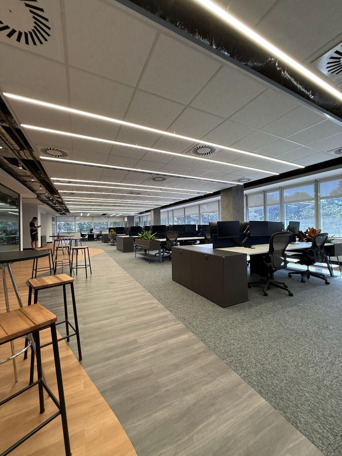 Ambiente corporativo entregue e iluminado pela LED DONIZETE