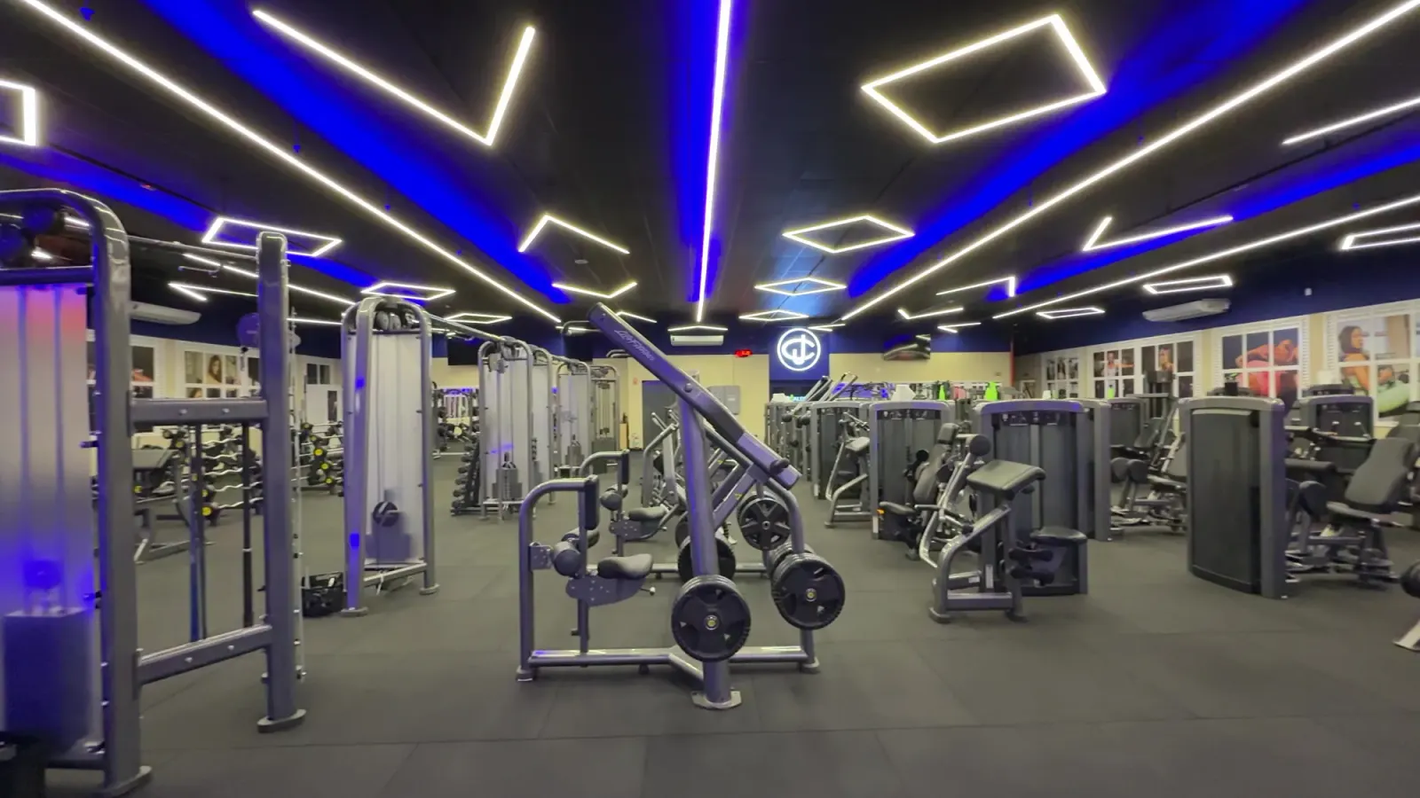 Academia com molduras de perfil de LED no teto preto