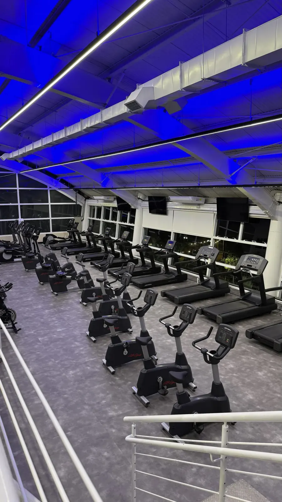 Mezanino de cardio com fita de LED azul no forro