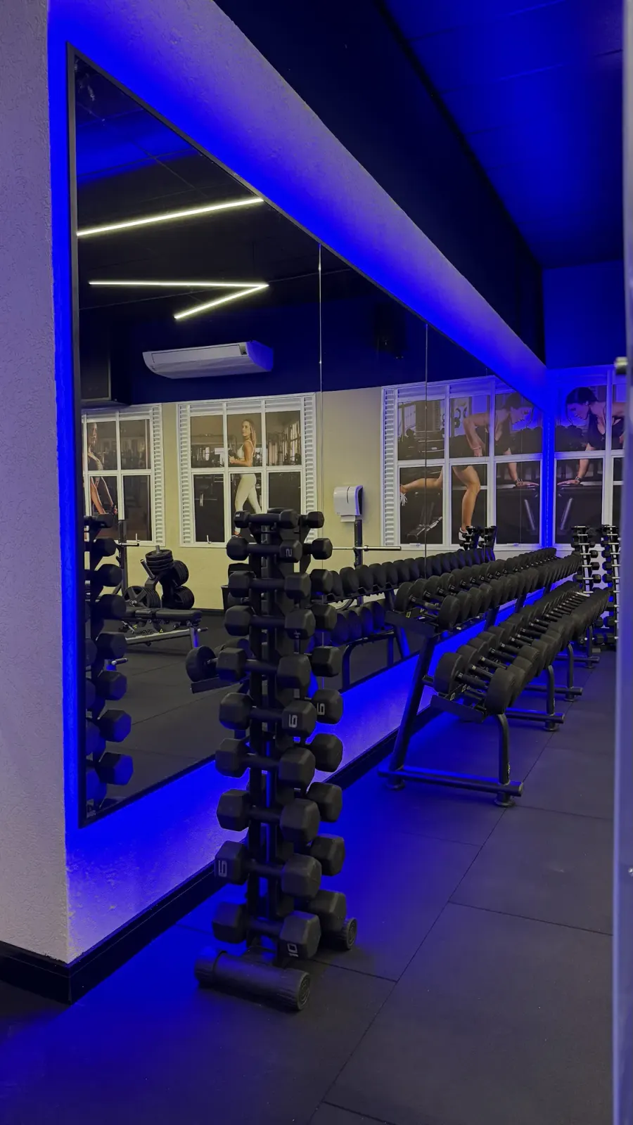Espelho com luz de LED azul atrás