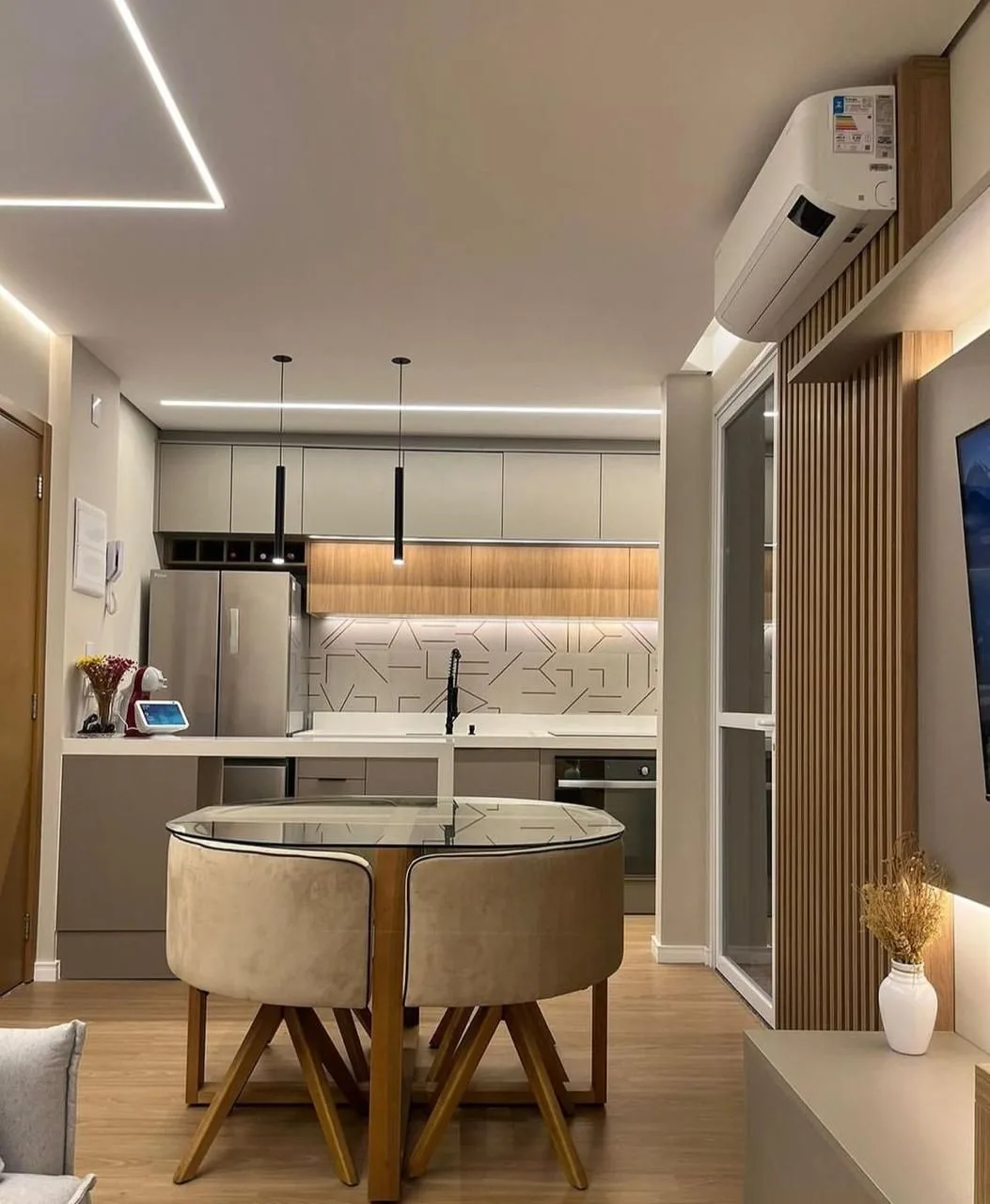 Sala e cozinha integradas com perfis de LED no forro