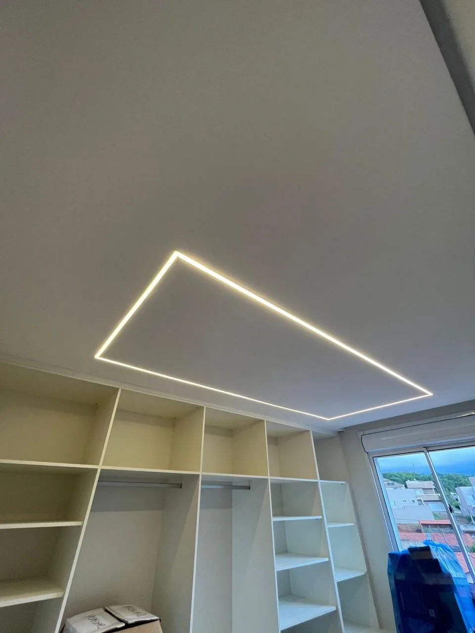 Closet com moldura de perfil de LED no forro
