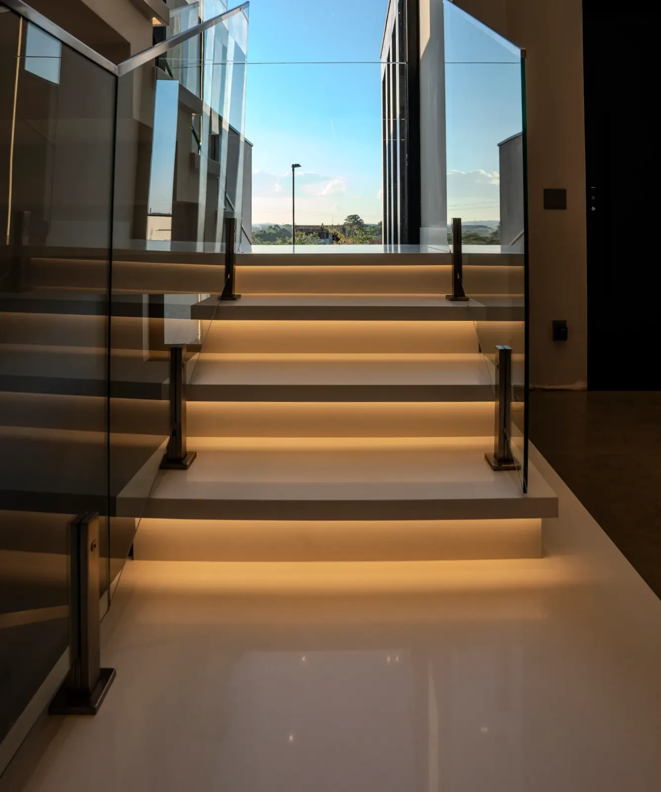 Escada com luz de LED em cada degrau