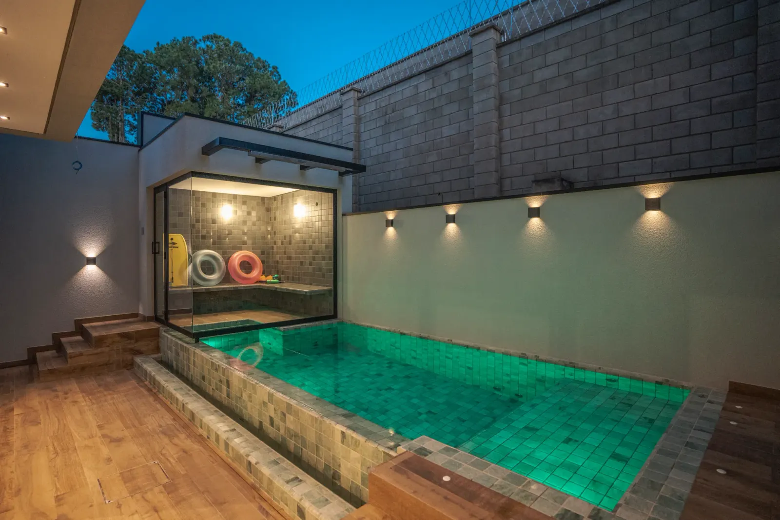 Piscina com arandelas e iluminação subaquática