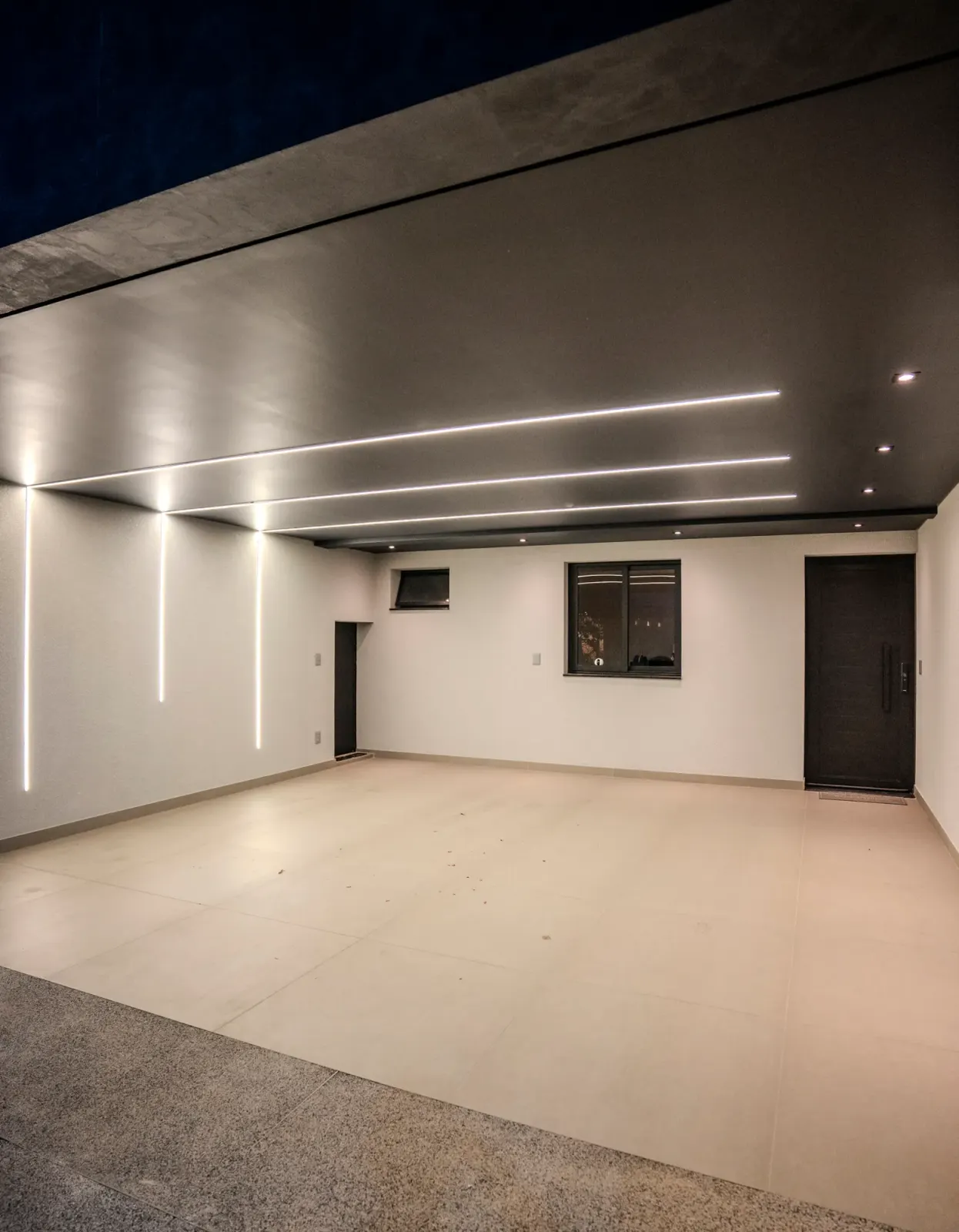 Garagem com perfis de LED no teto e na parede