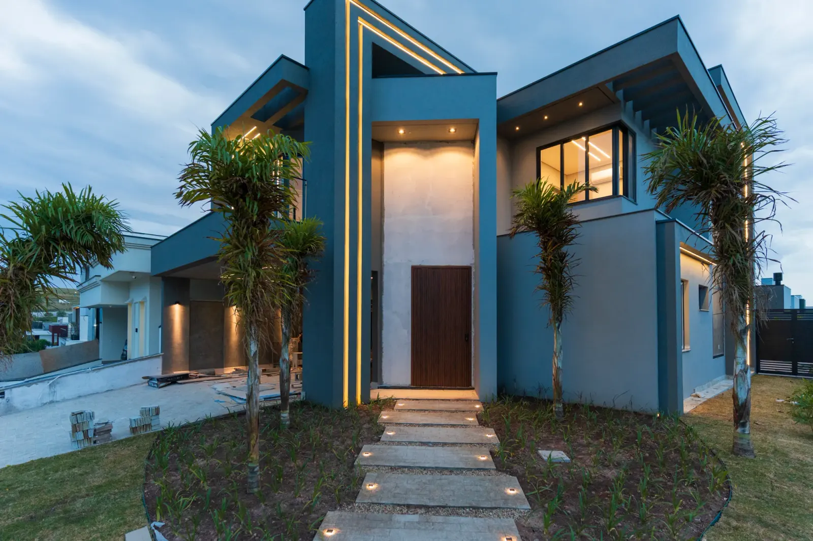 Fachada com rasgos de LED e caminho com balizadores