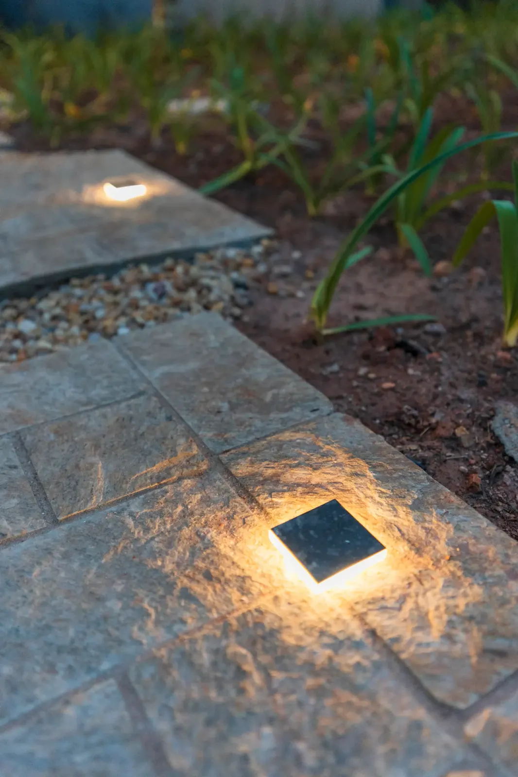 Balizador de LED embutido no piso do jardim