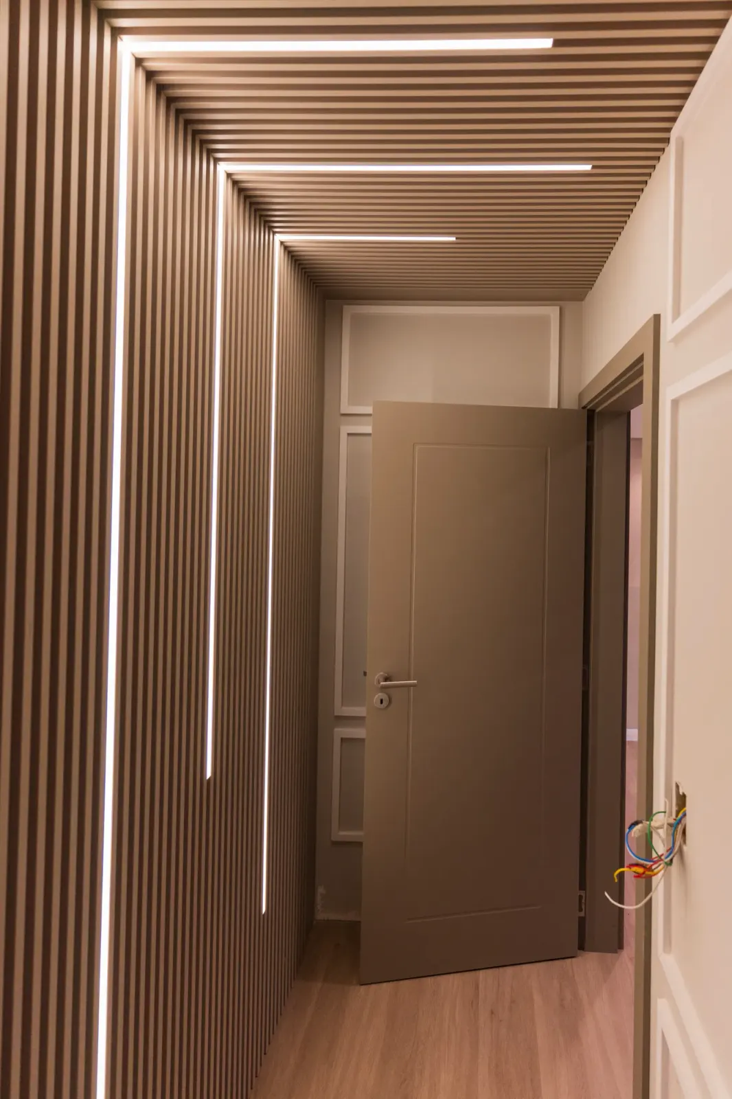 Corredor com perfil de LED no ripado