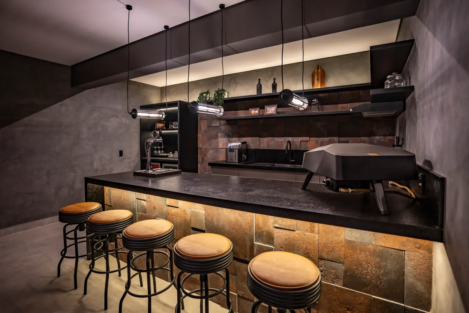 Bar com fita de LED sob a bancada