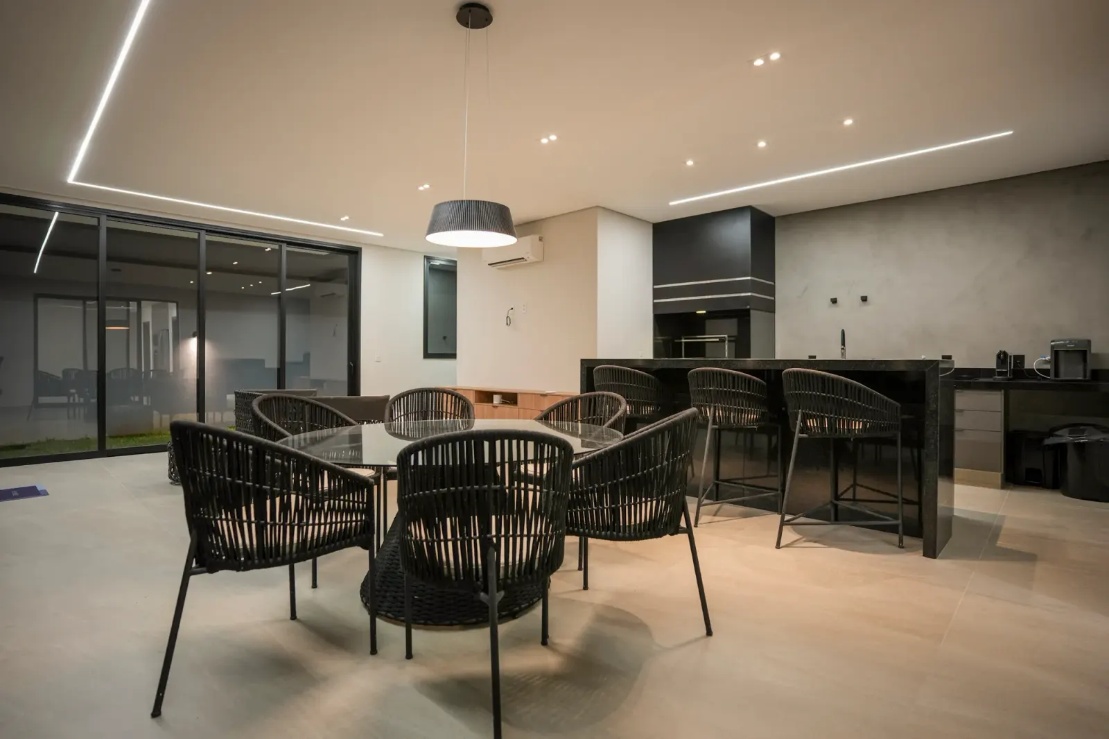 Sala de jantar com perfil de LED no forro