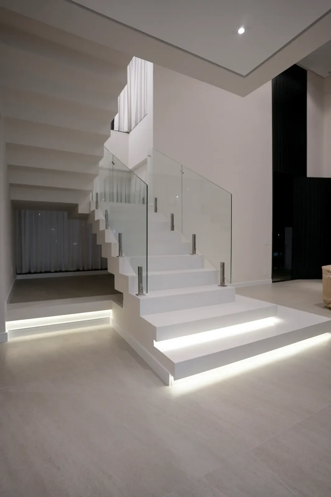Escada interna com fita de LED nos degraus