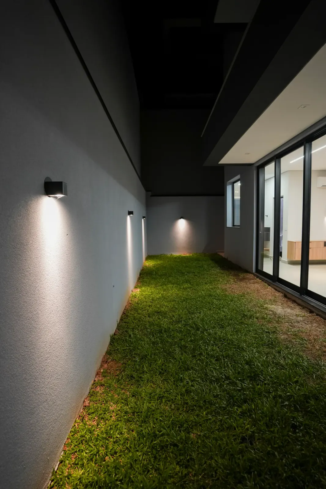 Corredor lateral com arandelas de LED