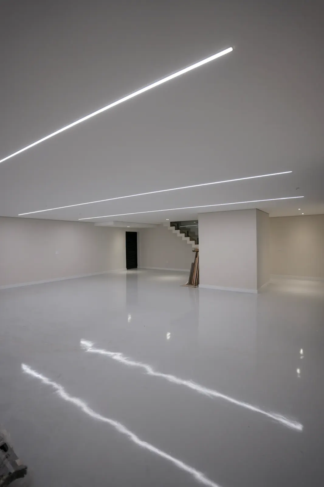 Linhas de perfil de LED embutido refletidas no piso
