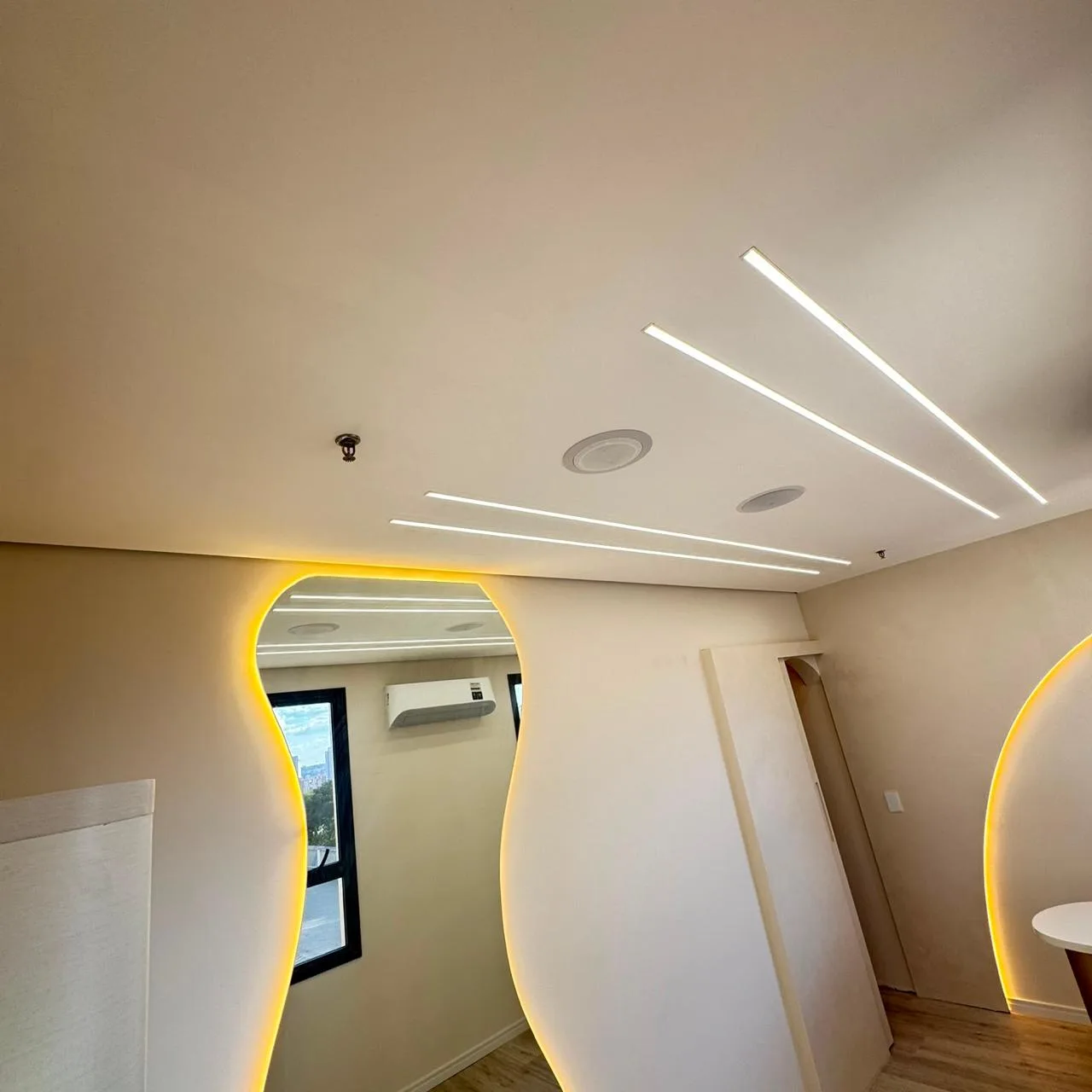 Clínica com recortes orgânicos iluminados por fita de LED
