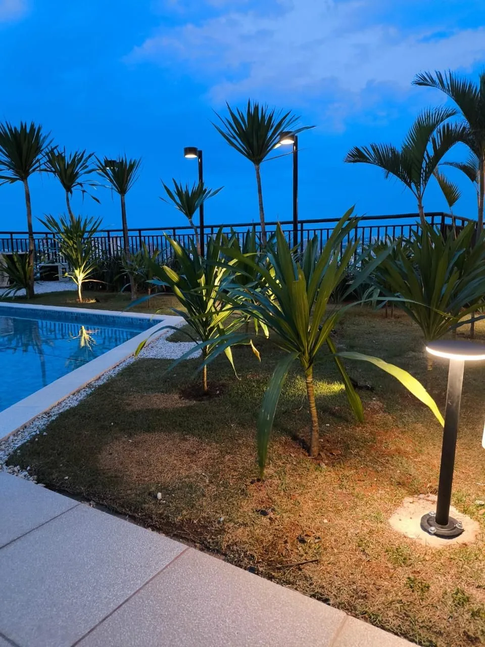 Piscina e paisagismo com postes de LED