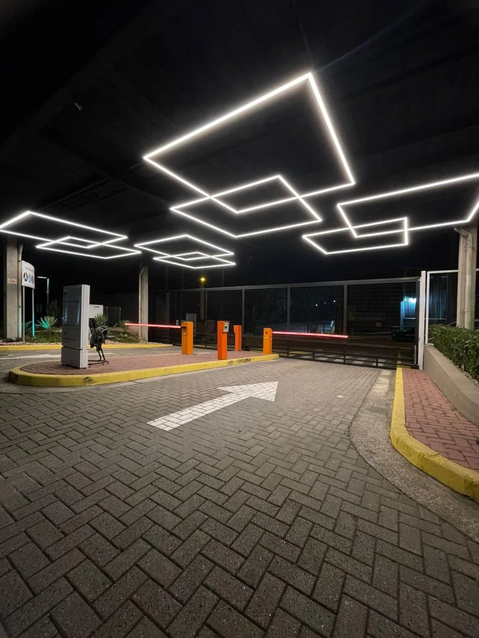 Portaria de condomínio com molduras de perfil de LED