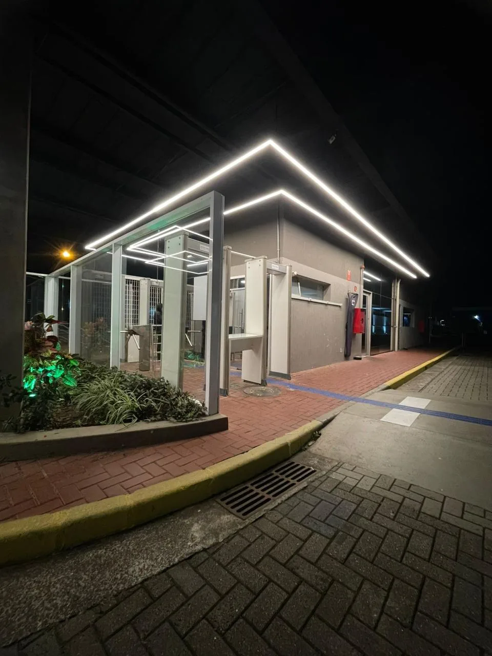 Guarita com perfil de LED contornando a cobertura