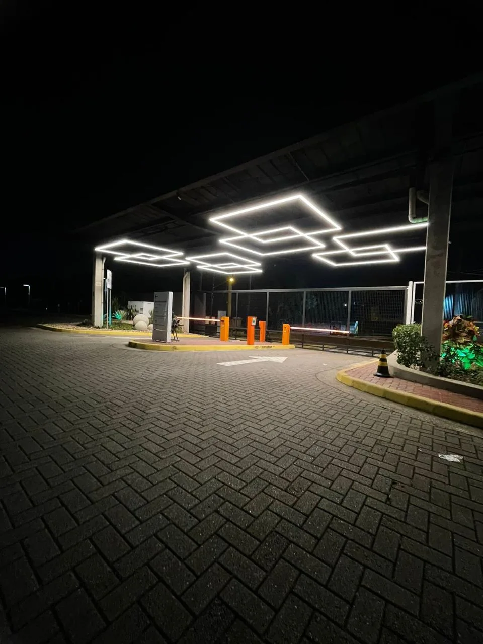 Portaria à noite com molduras de LED