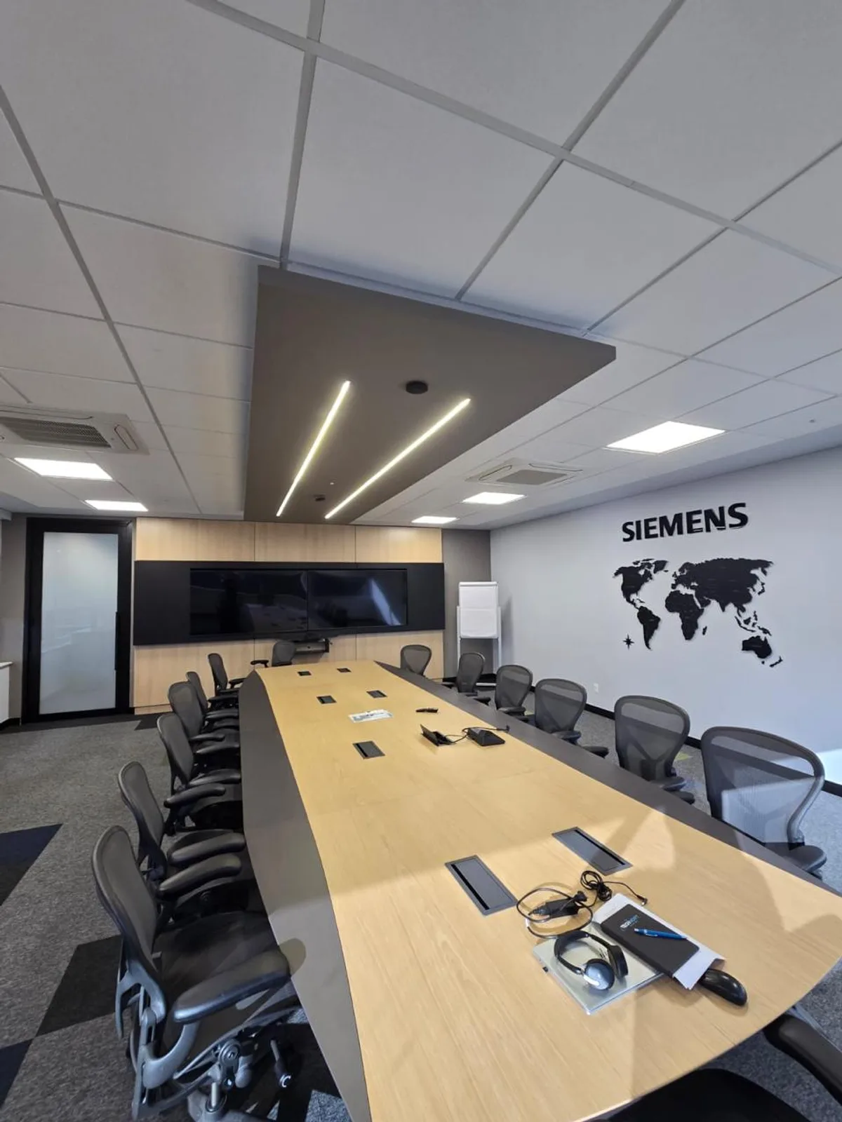 Sala de reunião da Siemens com perfis de LED no forro