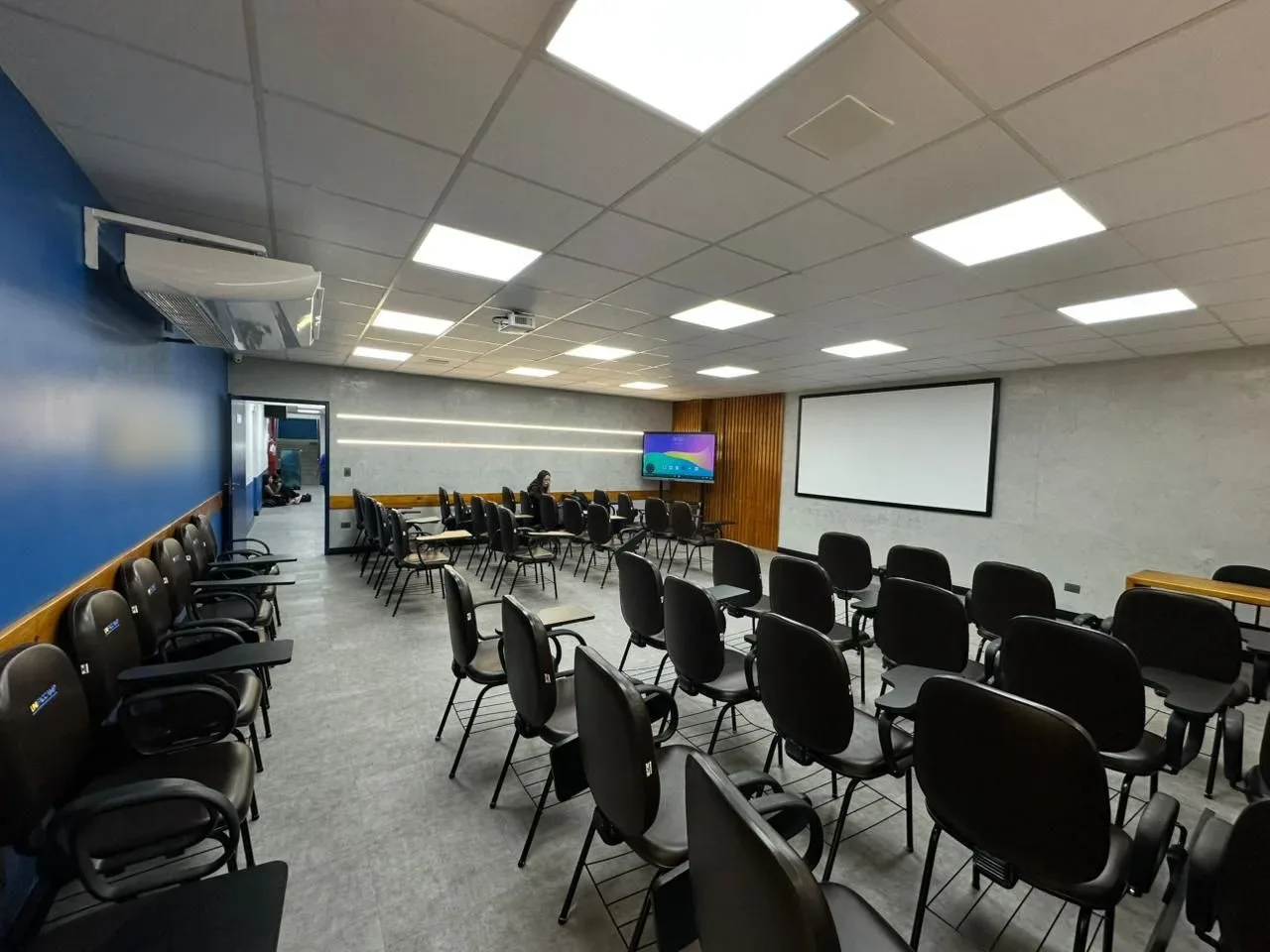 Auditório com painéis de LED no forro