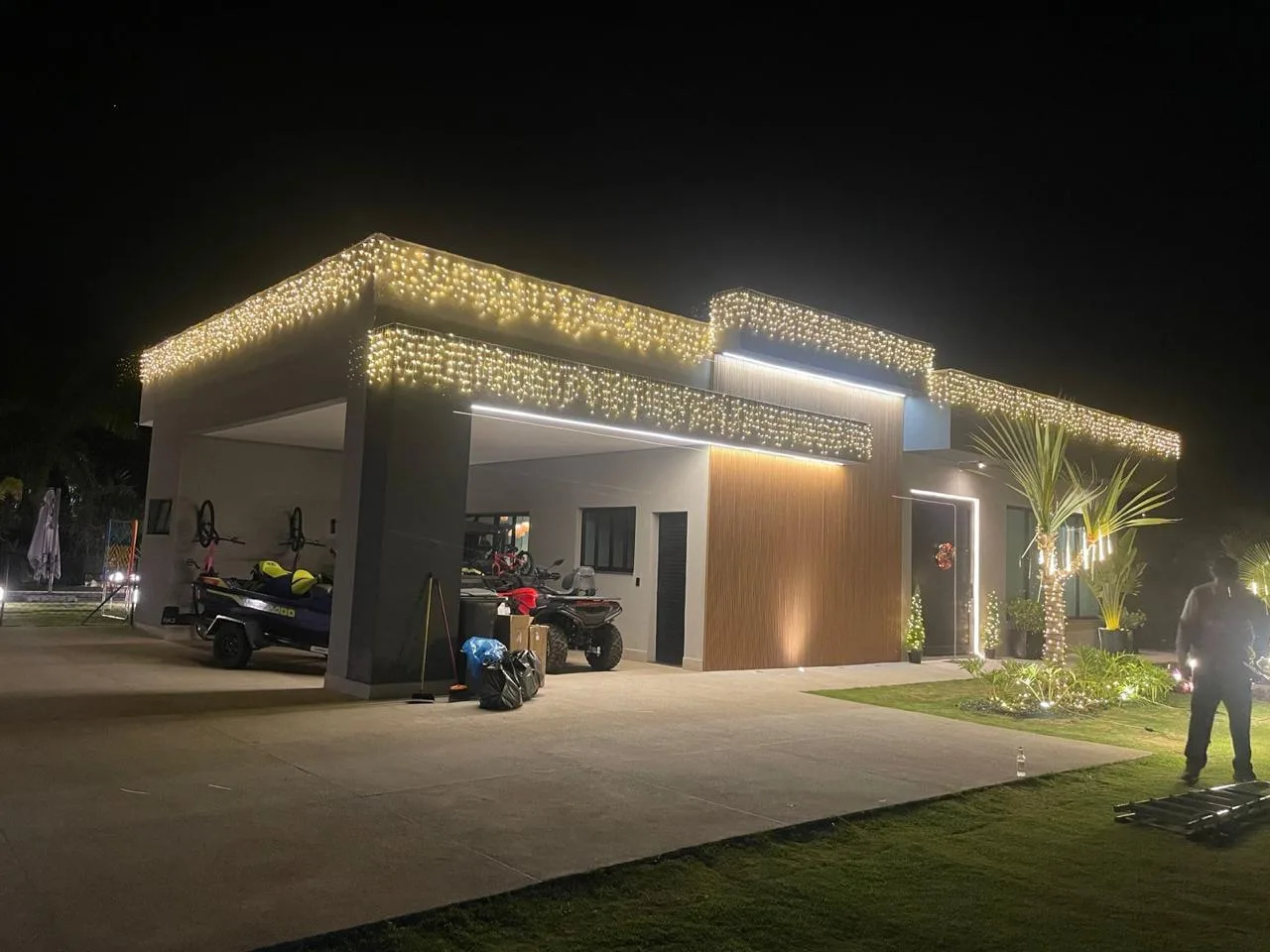 Fachada com cascata de luz no beiral