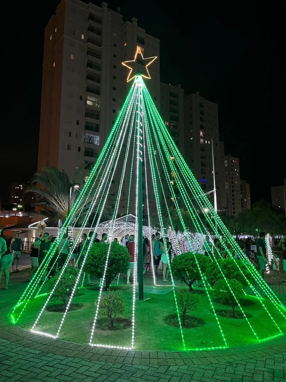 Árvore de Natal gigante em LED verde em praça com público