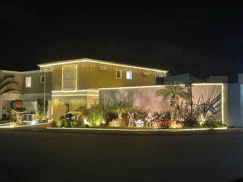 Casa de condomínio com cascata de luz e muro iluminado