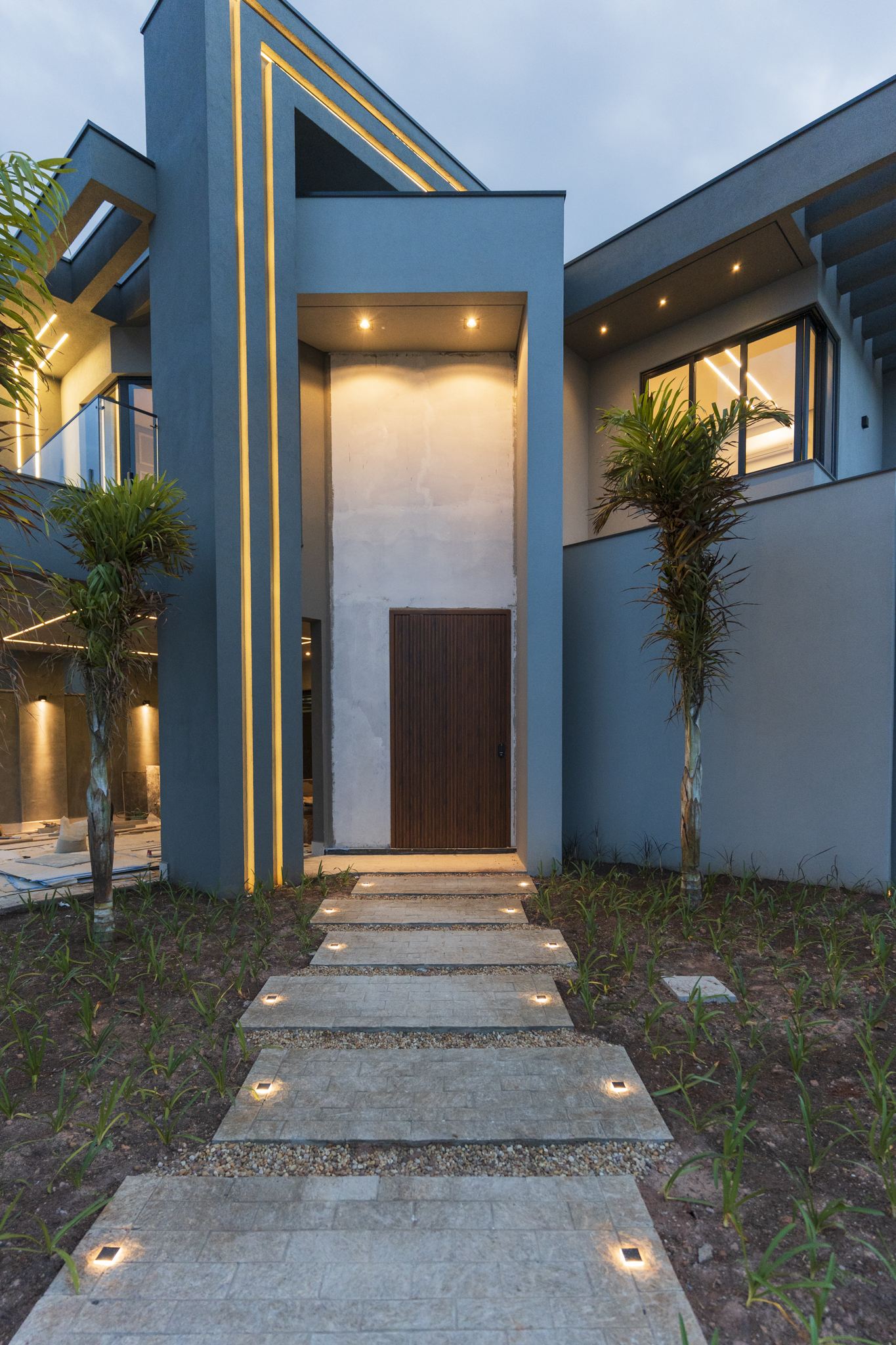 Fachada de residência de alto padrão com perfil de LED, entregue a construtora