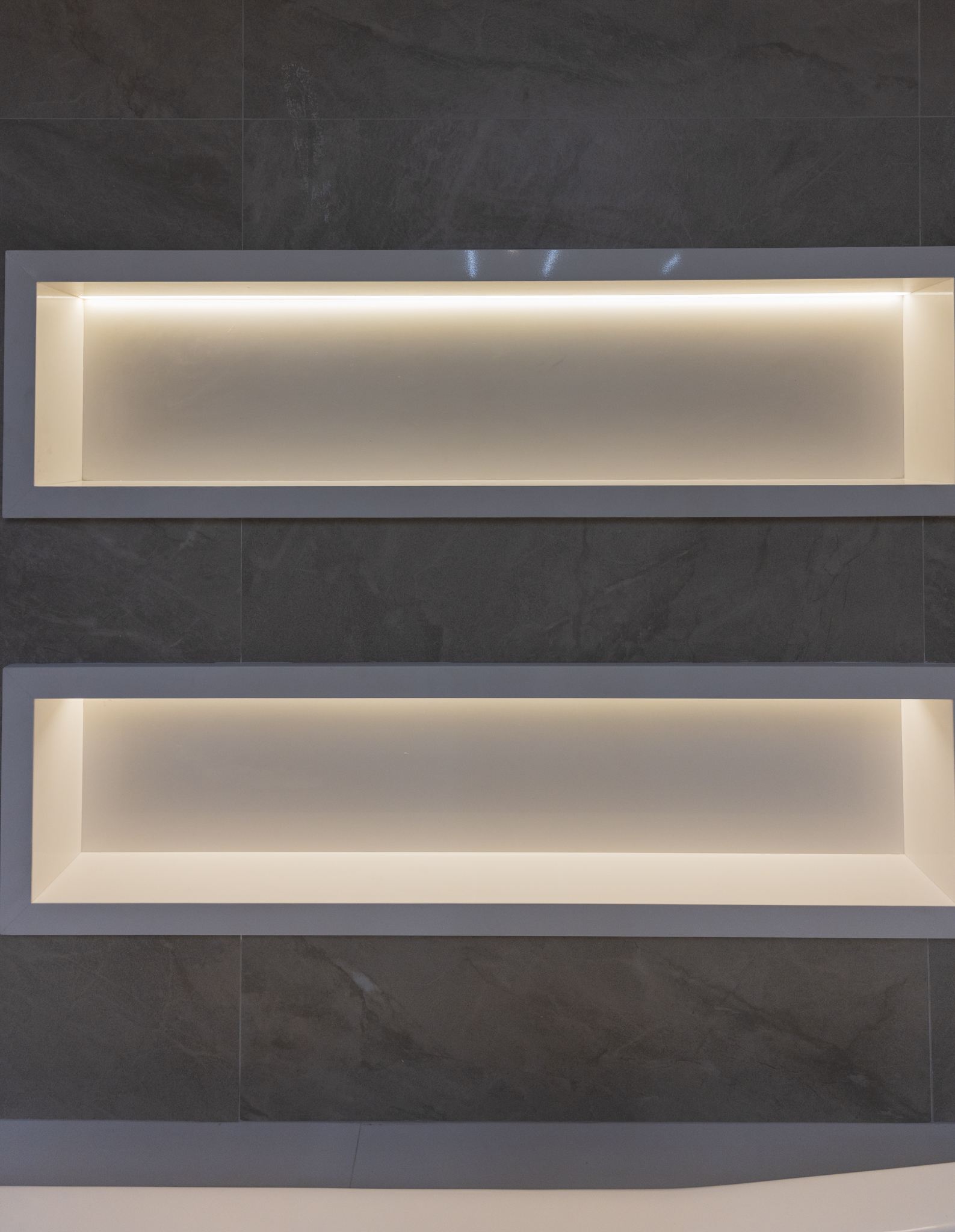 Nichos com perfil de LED em residência de alto padrão