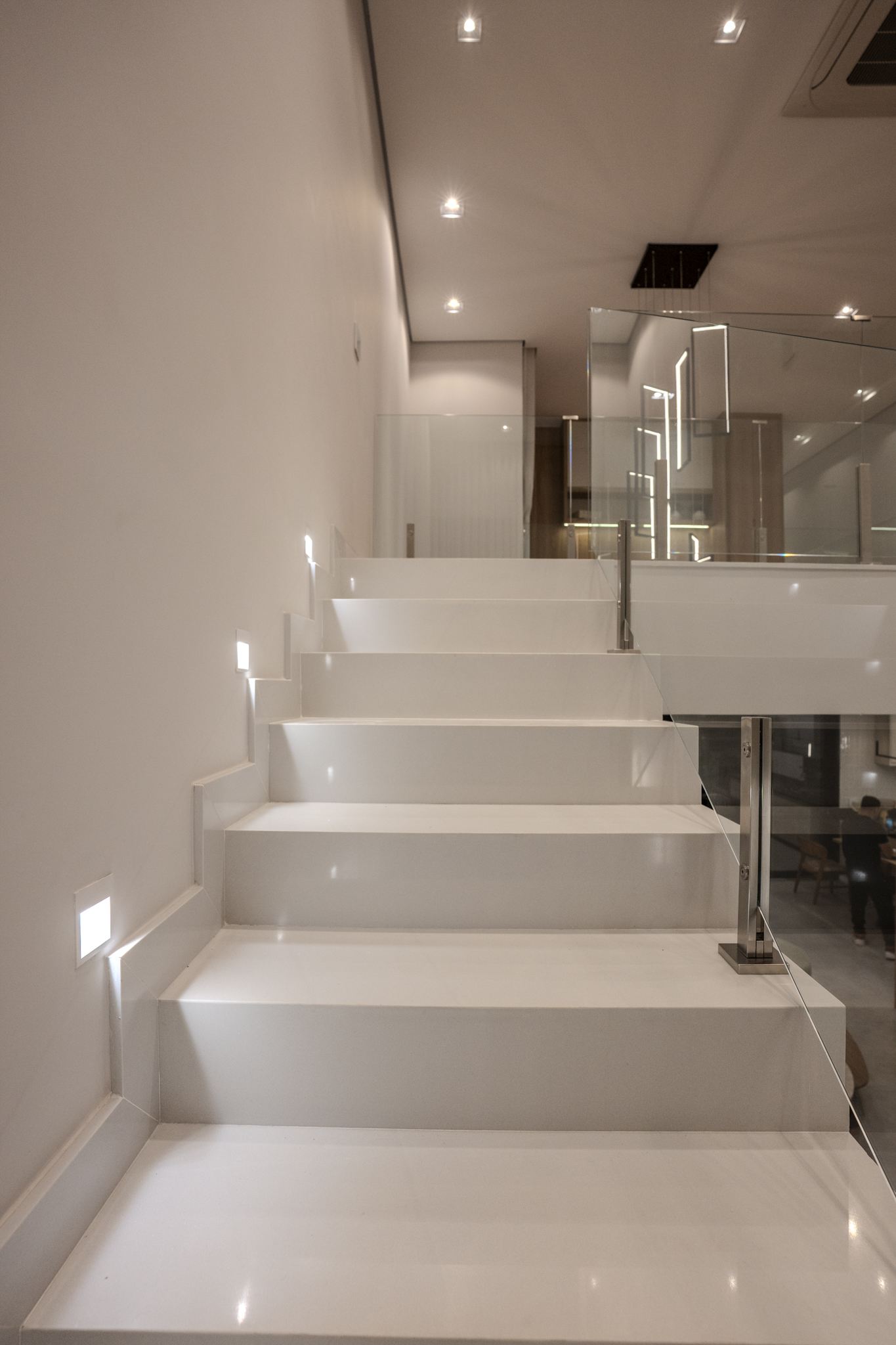 Escada interna iluminada com perfil de LED