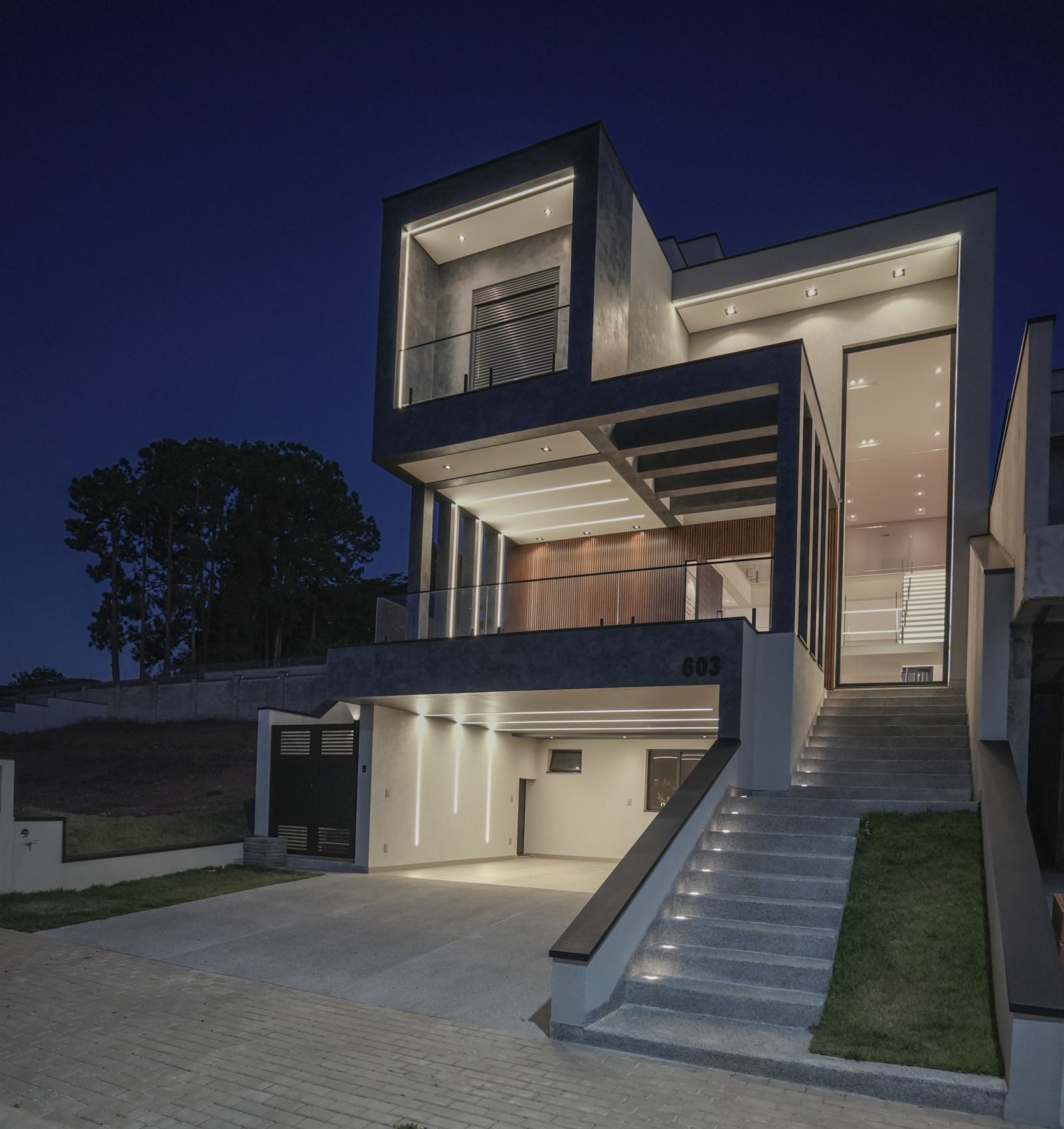 Fachada noturna de residência de alto padrão com perfil de LED