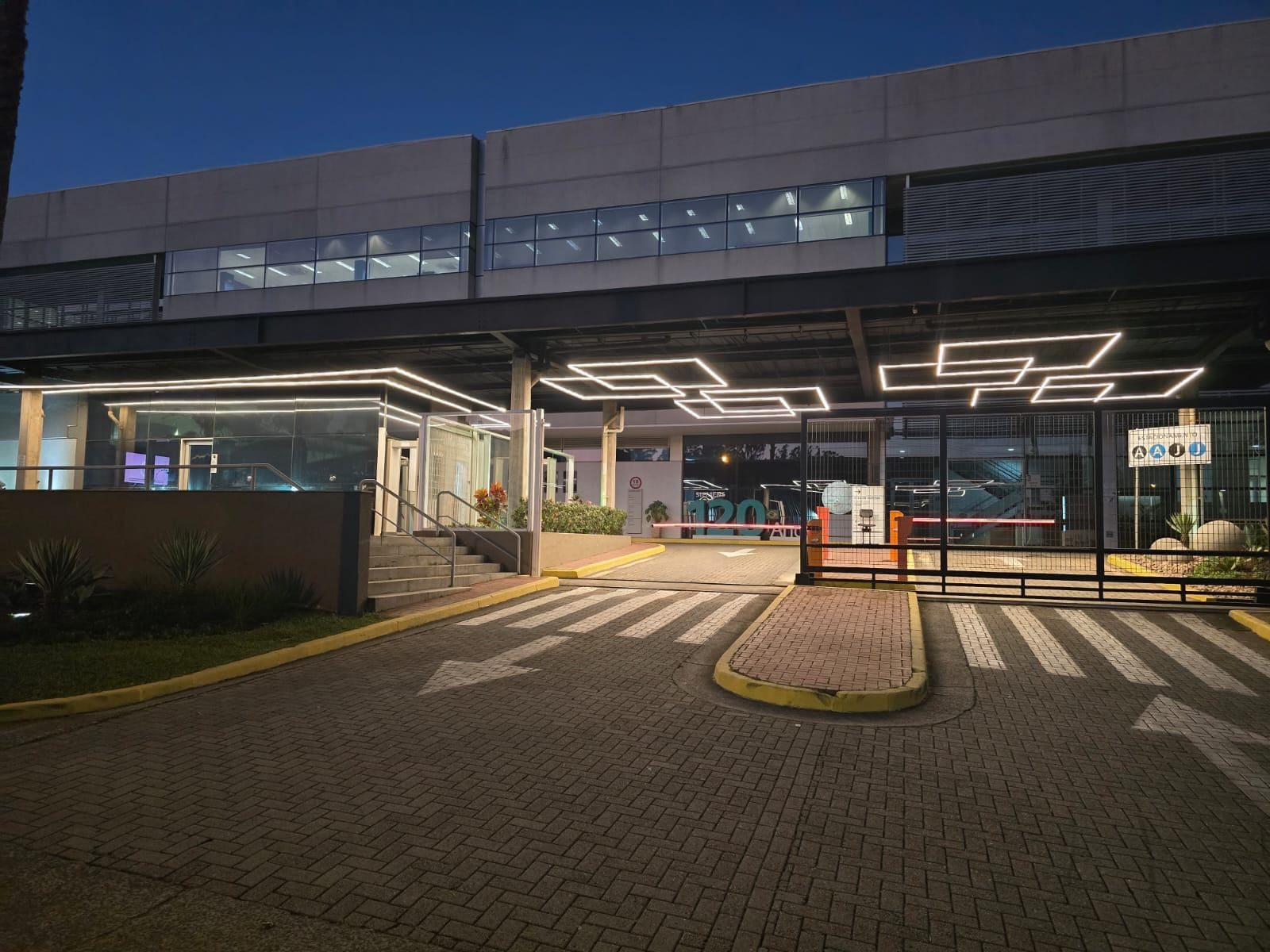Entrada de empreendimento comercial iluminada