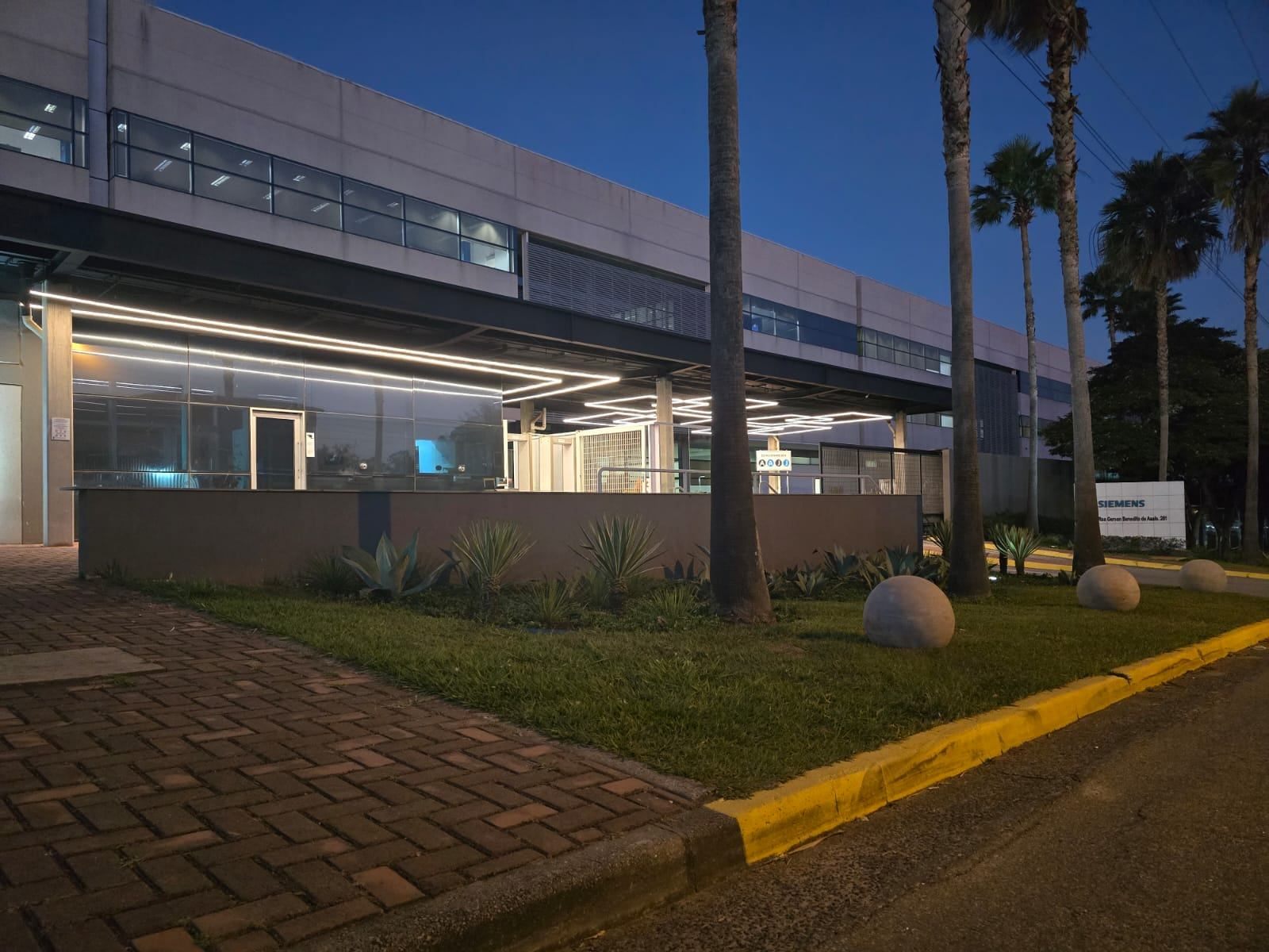 Fachada comercial com iluminação LED