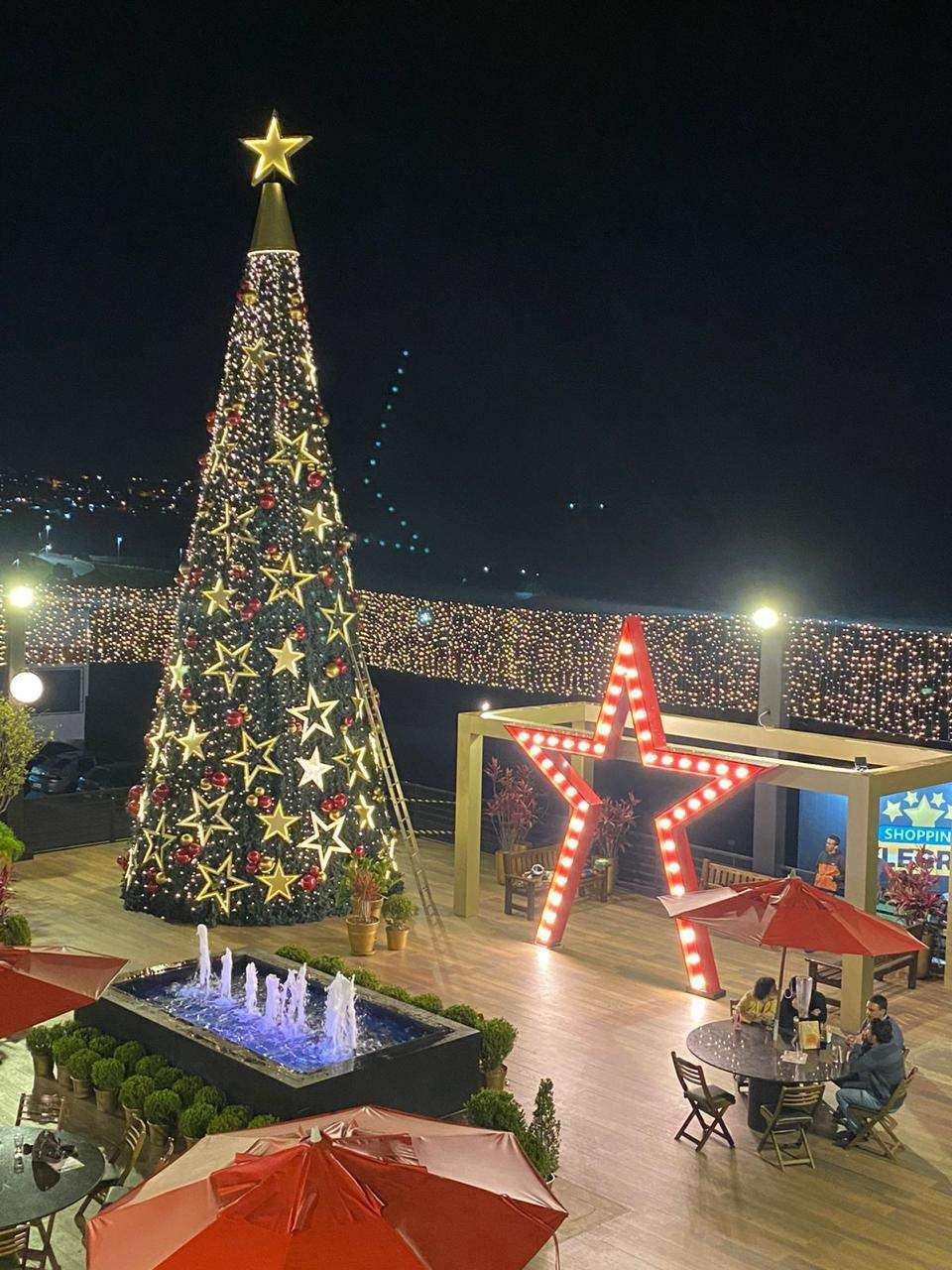 Árvore de Natal gigante iluminada pela LED DONIZETE