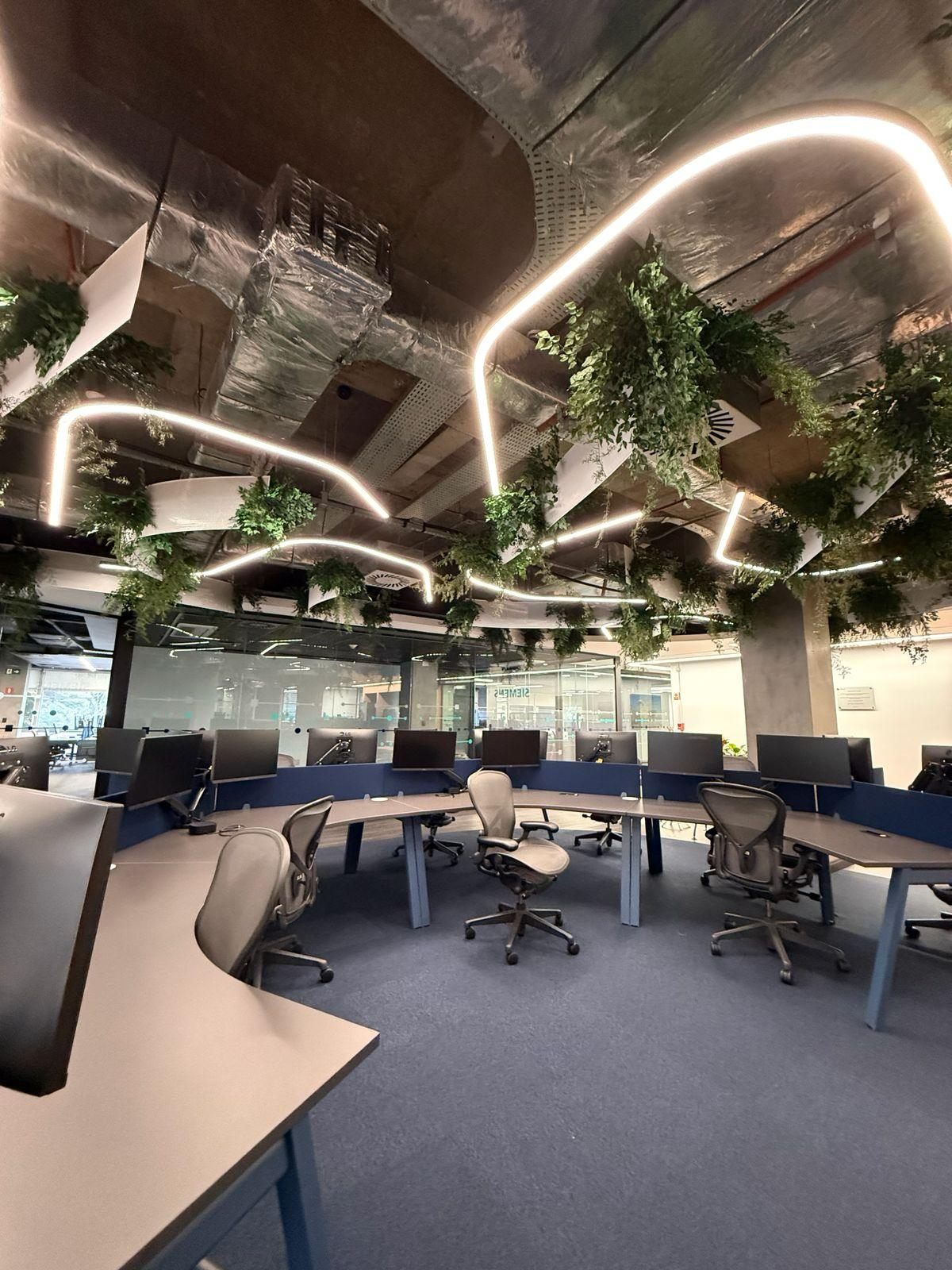 Escritório corporativo com iluminação linear moderna