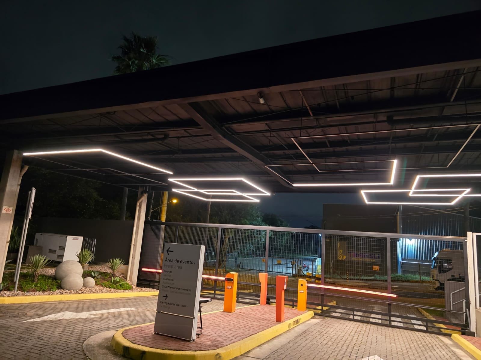 Posto/área coberta com iluminação LED