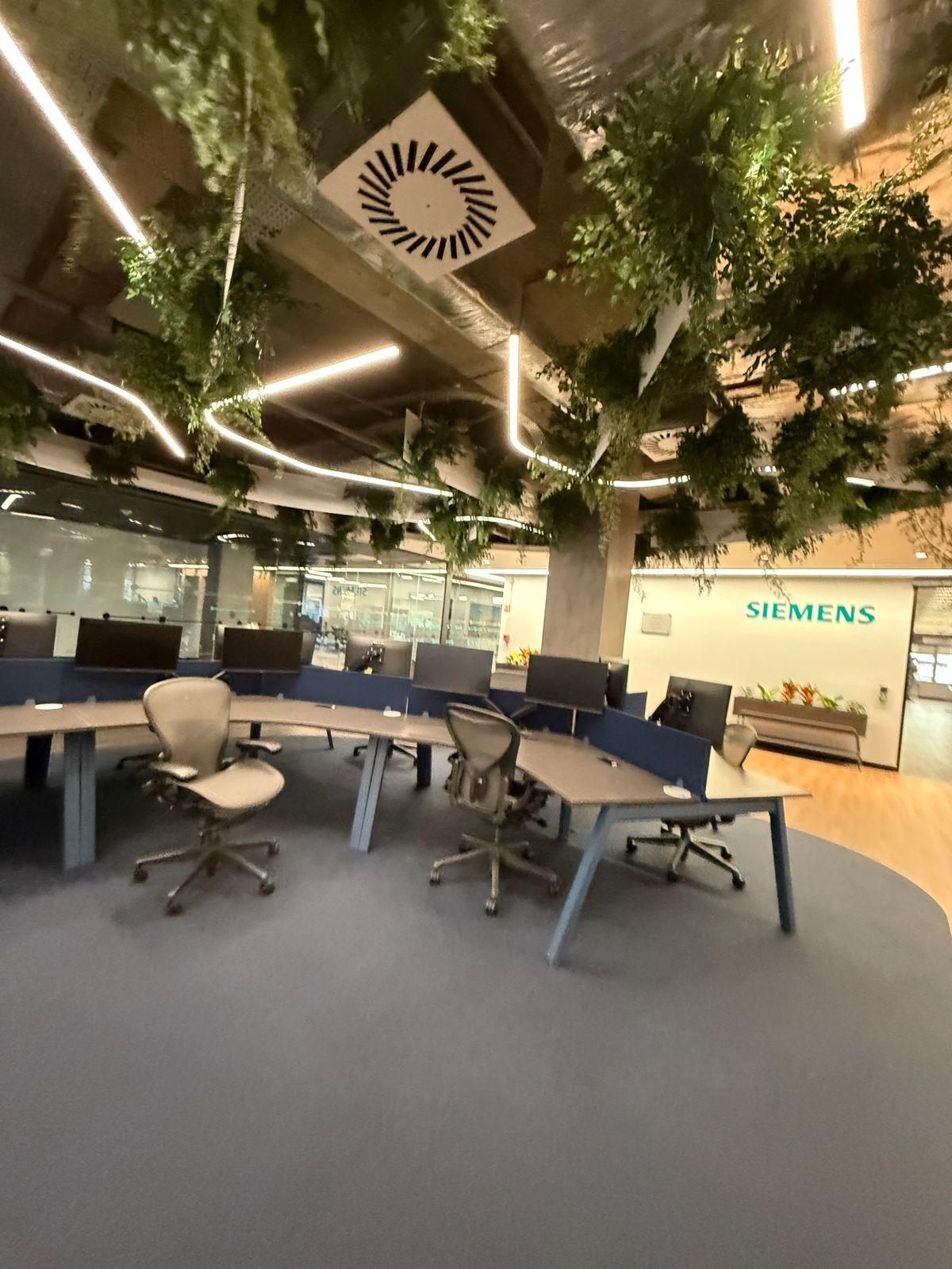 Escritório corporativo iluminado pela LED DONIZETE